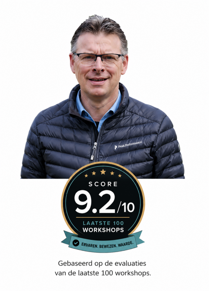Jeroen met badge - VOLK.NL - VOLK.NL Portrait of a man in a blue shirt and quilted jacket with a 'Peak Performance' logo, overlaid badge reading 'Score 9.2/10' for the last 100 workshops.